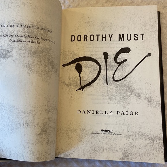 DOROTHY MUST DIE by Danielle Page Hardback Book with Dust Jacket - Picture 3 of 8